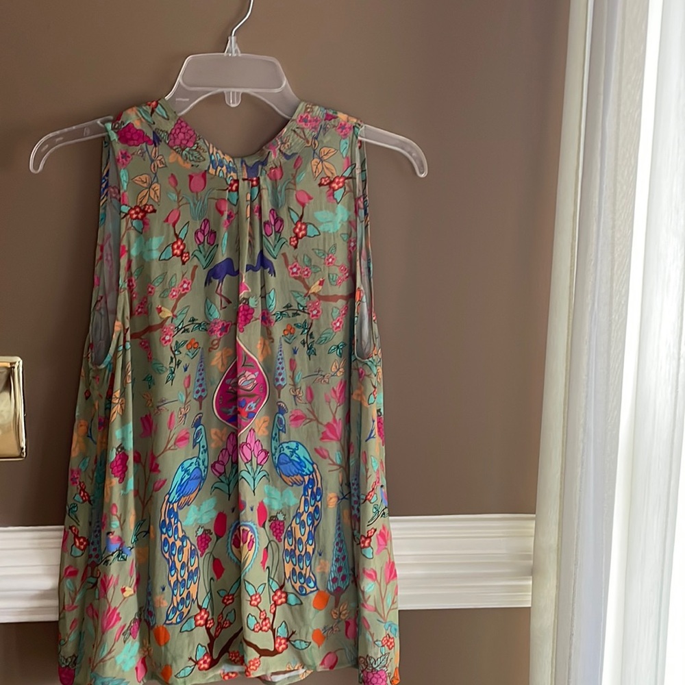 Beautiful print on this sleeveless blouse.